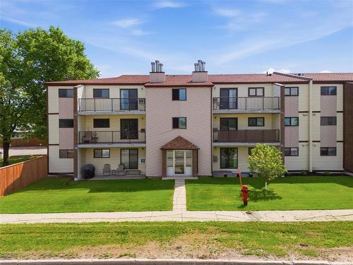 203 11 Burland Avenue  Winnipeg, MB R2N 2E4