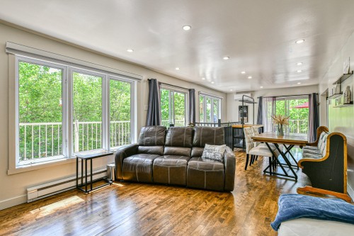 Salon - 30 Rue Langlois, Saint-Hippolyte, QC 