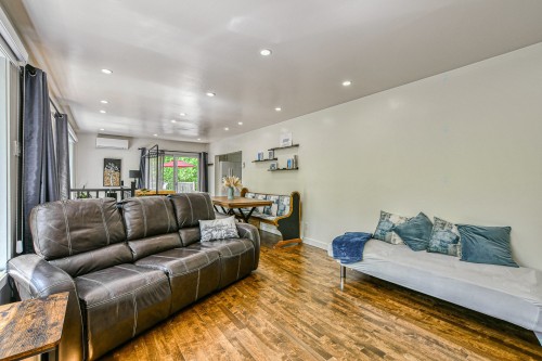 Salon - 30 Rue Langlois, Saint-Hippolyte, QC 