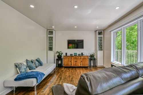 Salon - 30 Rue Langlois, Saint-Hippolyte, QC 