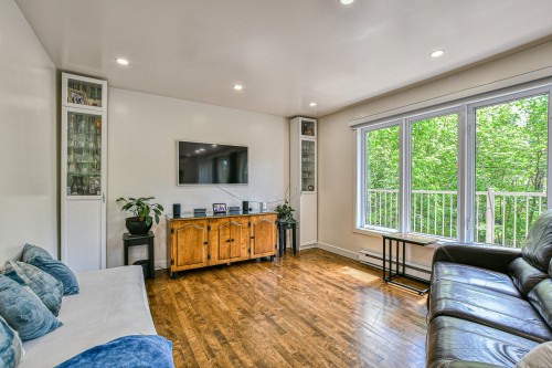 Salon - 30 Rue Langlois, Saint-Hippolyte, QC 