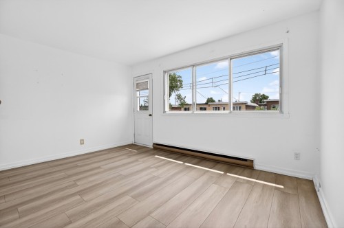 Salon - 9635  - A Rue J.-J.-Gagnier, Montréal (Ahuntsic-Cartierville), QC 