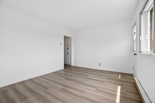 Salon - 9635  - A Rue J.-J.-Gagnier, Montréal (Ahuntsic-Cartierville), QC 