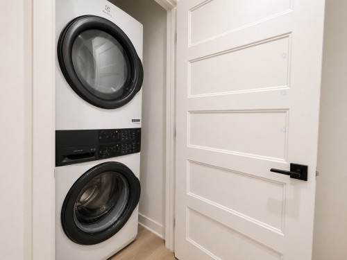 Laundry - 4197 Rue Quevillon, Longueuil (Saint-Hubert), QC 