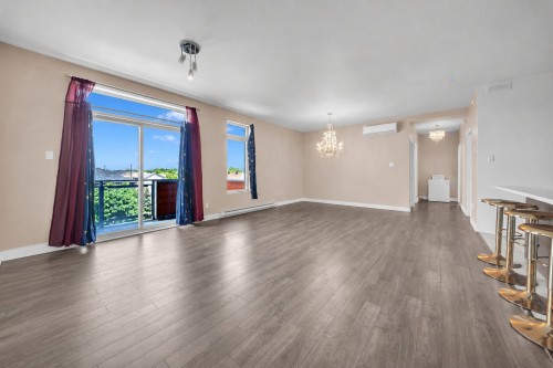 Salon - 305-6960 Grande Allée, Longueuil (Saint-Hubert), QC 
