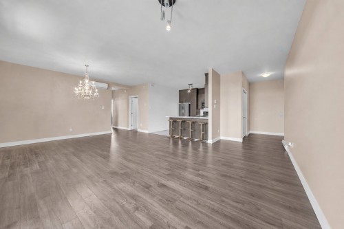 Salon - 305-6960 Grande Allée, Longueuil (Saint-Hubert), QC 
