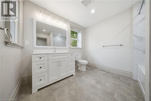 14 Bond Street, Brantford, ON - Indoor Photo Showing Bathroom