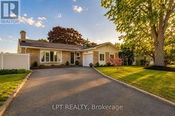 39 HADLEY CIRCLE  Ottawa, ON K2H 6P1