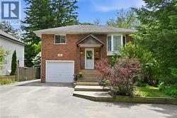 28 ROUSSEAUX Street  Hamilton, ON L9G 2W5