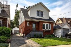 66 EDGEMONT STREET S  Hamilton, ON L8K 2H5