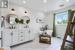 Ground floor bathroom /w double sinks & bathtub - 