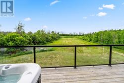 Back yard with loads of space - 