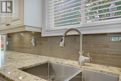 279 Manchester Drive, Newmarket (Bristol-London), ON 