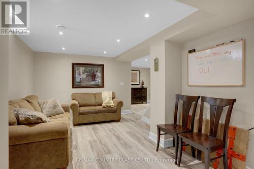 279 Manchester Drive, Newmarket (Bristol-London), ON 