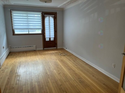Salon - 2-6525 Rue Fabre, Montréal (Rosemont/La Petite-Patrie), QC 