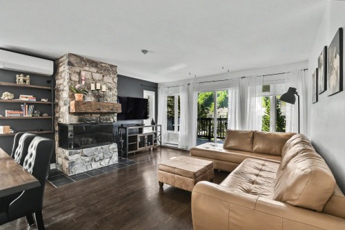 Salon - 196Z Av. Hochar, Saint-Sauveur, QC 