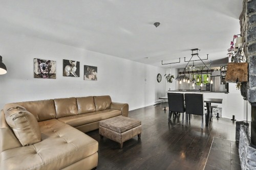 Salon - 196Z Av. Hochar, Saint-Sauveur, QC 
