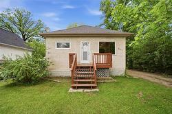 847 St Therese AVE  Winnipeg, MB R3V 1H7