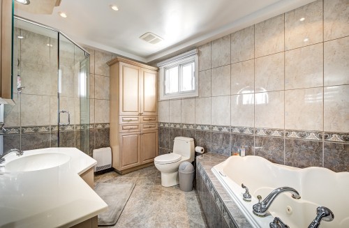 Salle de bains attenante à la CCP - 74 Rue Chatillon, Dollard-Des-Ormeaux, QC 