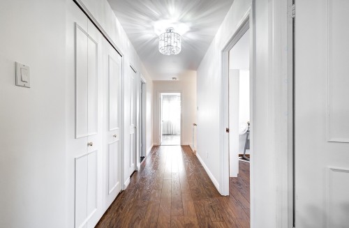 Corridor - 74 Rue Chatillon, Dollard-Des-Ormeaux, QC 