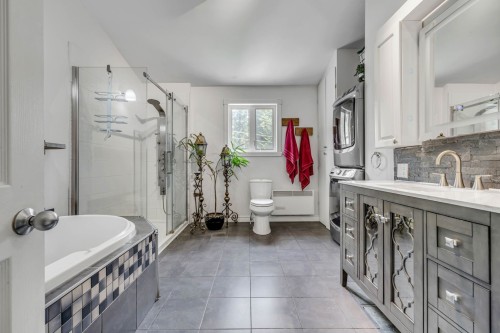 Salle de bains attenante à la CCP - 22 Rue Rivemont, Sainte-Brigitte-De-Laval, QC 