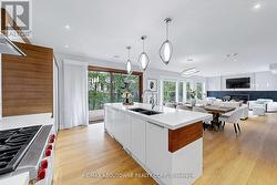 1364 ACTON CRESCENT  Oakville, ON L6J 2S5