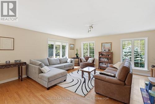 073091 10Th Sideroad Sdr, West Grey, ON - Indoor Photo Showing Living Room