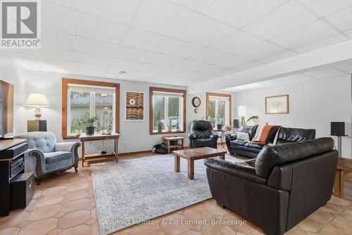 073091 10Th Sideroad Sdr, West Grey, ON - Indoor Photo Showing Living Room