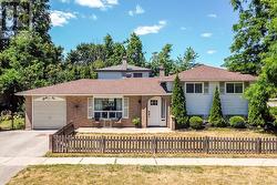 32 LONSDALE PLACE Barrie, ON L4M 4J1