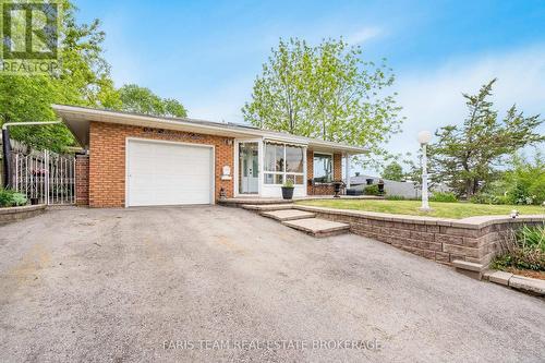 82 BAYVIEW DRIVE  Barrie, ON L4N 3P1