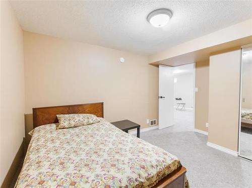 35 Point West Dr, Winnipeg, MB 