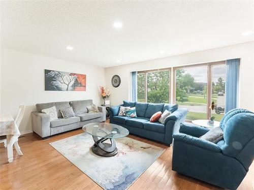 35 Point West Dr, Winnipeg, MB 
