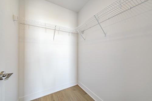 Penderie (Walk-in) - 505-7227 Boul. Newman, Montréal (Lasalle), QC 