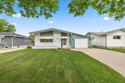 107 Madrigal Close  Winnipeg, MB R2P 0H7