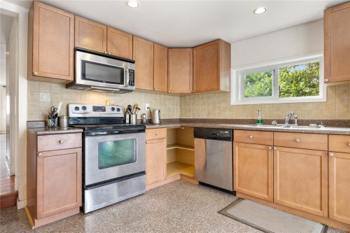 70 Hampton Rd, Saanich, BC 