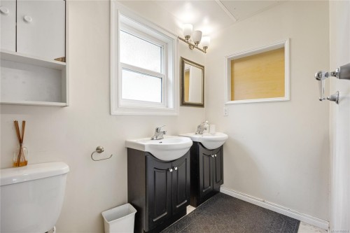 70 Hampton Rd, Saanich, BC 