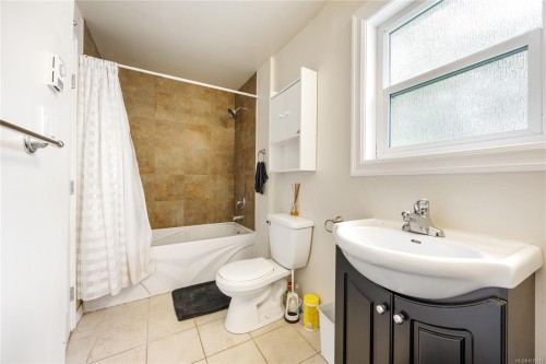 70 Hampton Rd, Saanich, BC 