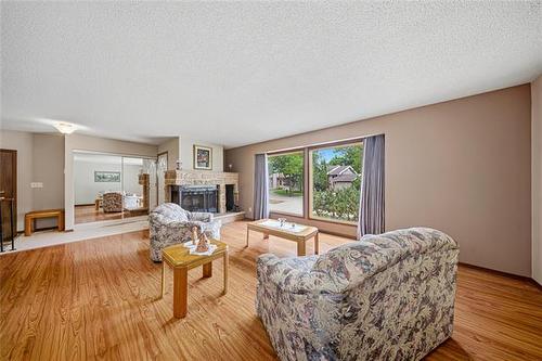 2 High Point Dr, Winnipeg, MB 