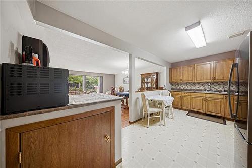 2 High Point Dr, Winnipeg, MB 