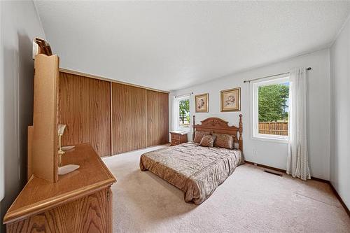 2 High Point Dr, Winnipeg, MB 