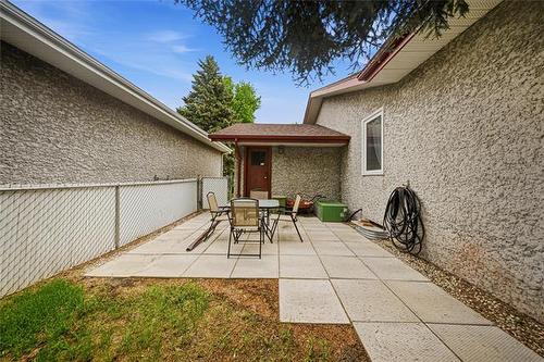 2 High Point Dr, Winnipeg, MB 