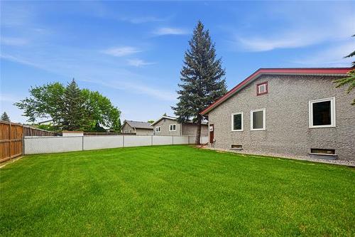 2 High Point Dr, Winnipeg, MB 