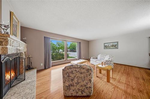2 High Point Dr, Winnipeg, MB 