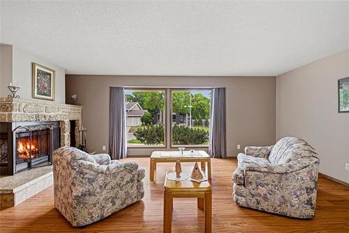 2 High Point Dr, Winnipeg, MB 