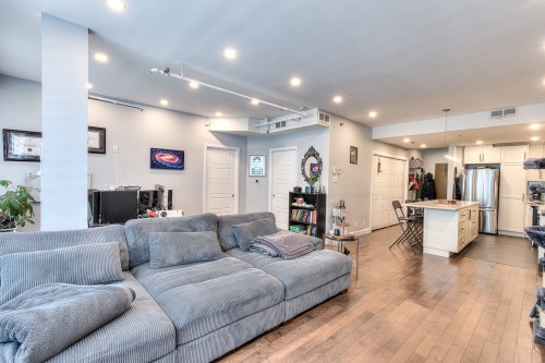 Salon - 504-1101 Rue St-Urbain, Montréal (Ville-Marie), QC 
