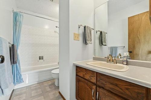 153 Meadow Gate Dr, Winnipeg, MB 
