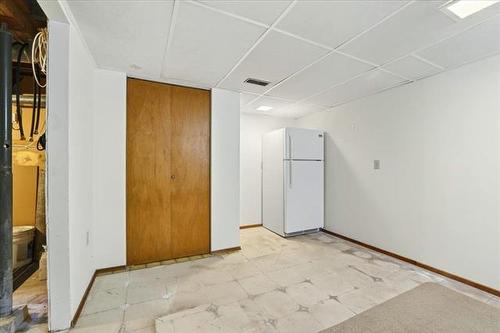 153 Meadow Gate Dr, Winnipeg, MB 