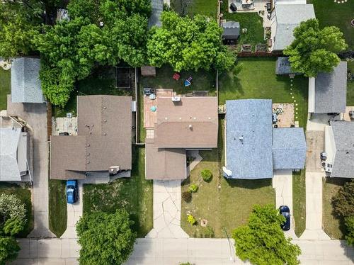 153 Meadow Gate Dr, Winnipeg, MB 