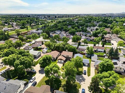 153 Meadow Gate Dr, Winnipeg, MB 