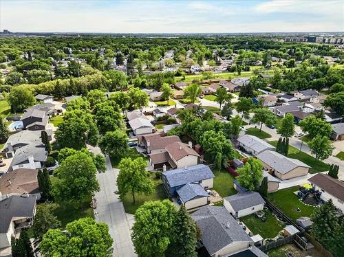 153 Meadow Gate Dr, Winnipeg, MB 